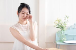 目の下を触る女性