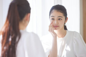 目の下を触る女性2