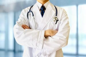 腕を組む医師