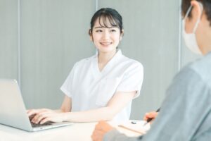 カウンセリングを行う医師