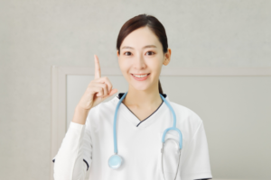 人差し指を立てる医師