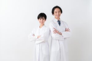 笑顔の医師
