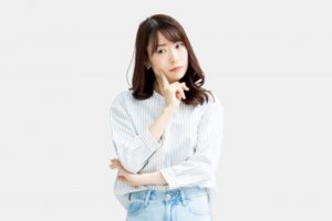 考える女性