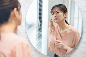鏡を見る女性02