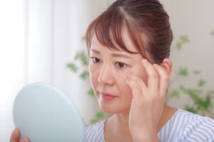 鏡を見る女性