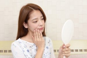 鏡を見る女性