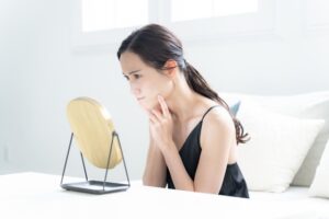 鏡を見る女性