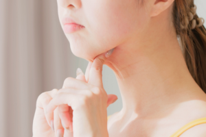 顎を触る女性