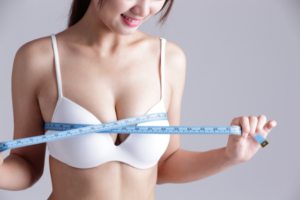 バストを測る女性