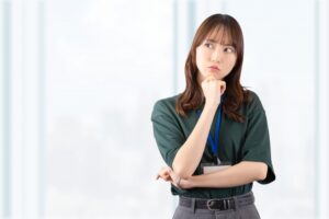 考える女性