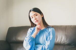 考える女性