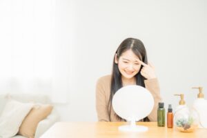鏡を見る女性