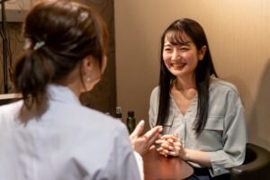 カウンセリングを行う医師