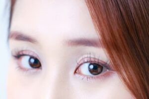 女性の目元
