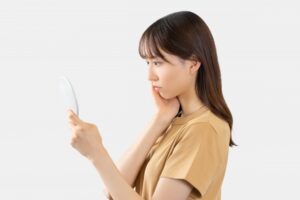 鏡を見る女性