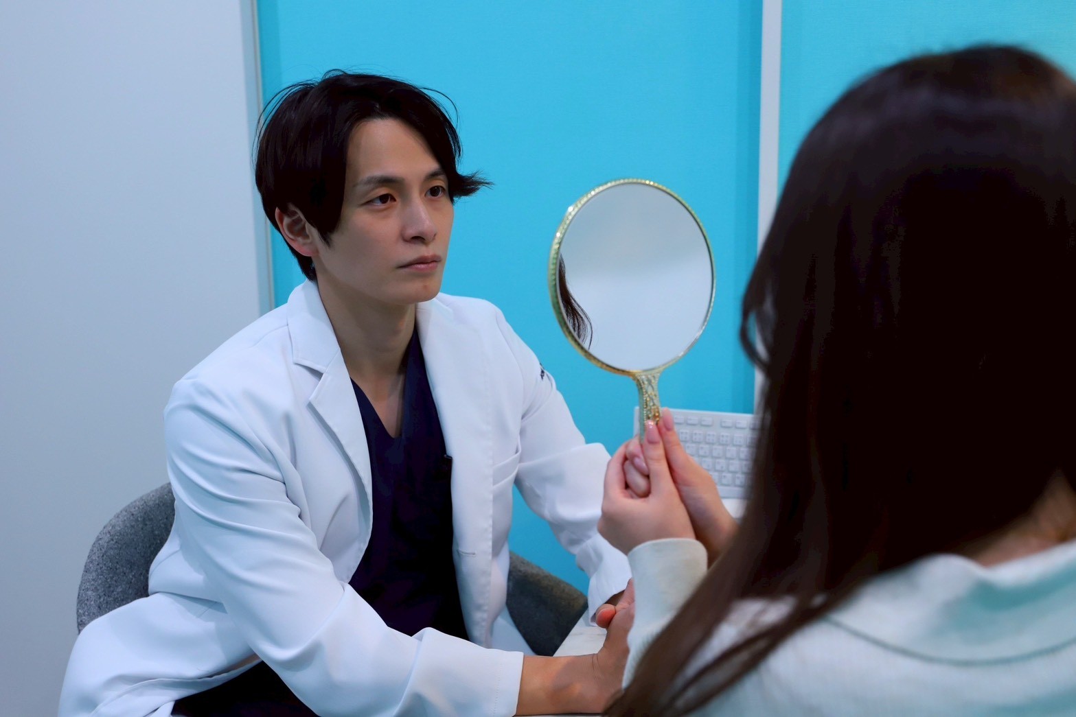 カウンセリングをする中井医師