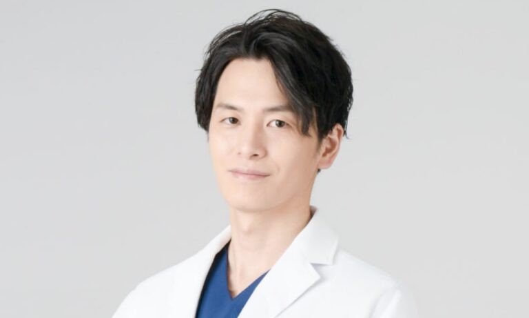 白衣を着た中井医師の写真