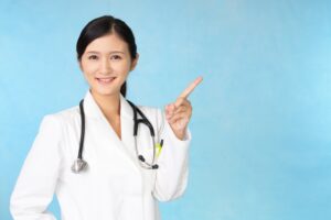 指さす医師