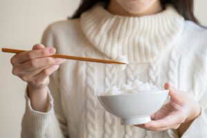 食事をする女性
