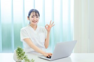 OKサインを出す医師