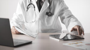 カルテを持つ医師