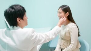 カウンセリングを行う深堀医師