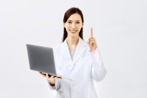 人差し指を立てる医師