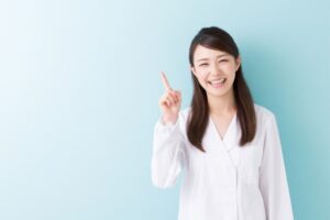 人差し指を立てる医師