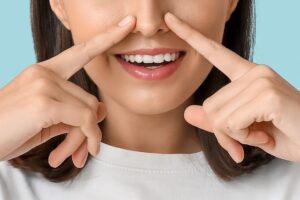 鼻を押さえる女性01