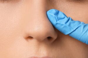 鼻を押さえる女性02