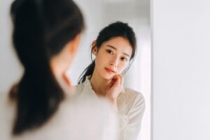 鏡を見る女性