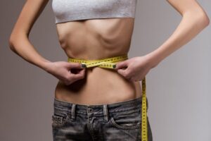 ウエストを測る女性01