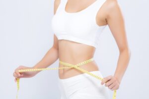 ウエストを測る女性02