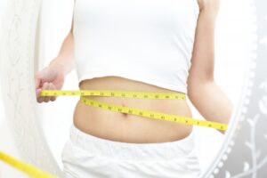 ウエストを測る女性