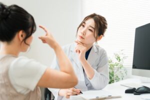 カウンセリングをする医師