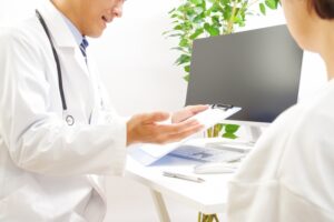 カウンセリングを行う医師
