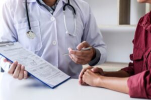 カウンセリングを行う医師