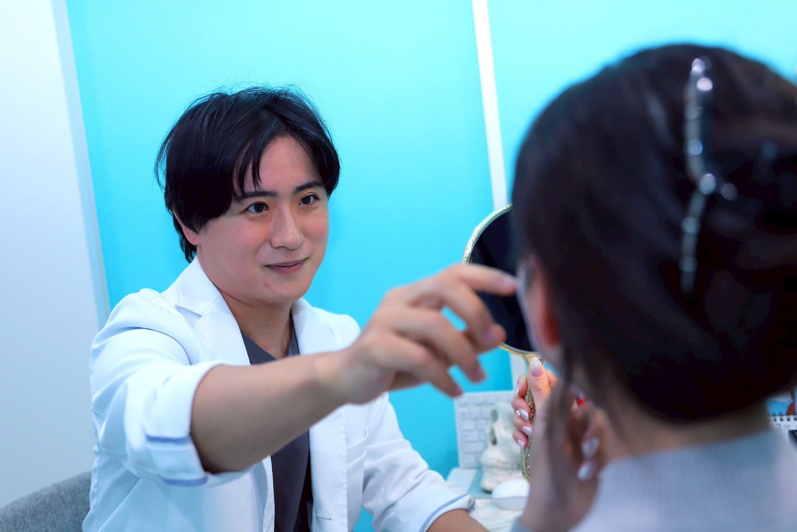 医師が女性に鏡を見せ説明