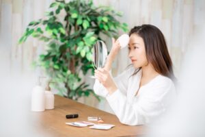 おでこのメイクをする女性