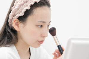 メイクでゴルゴ線を隠す女性