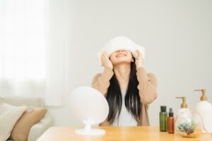 ホットタオルをあてる女性