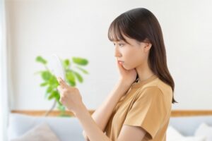 鏡を見る女性01