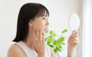 鏡を見る女性02