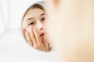 鏡を見る女性03