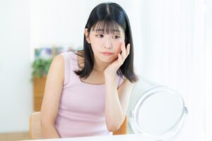 鏡を見る女性