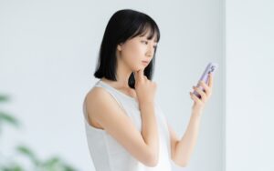 スマホを見る女性