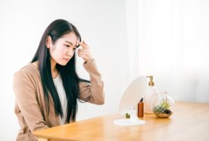 おでこを触る女性01