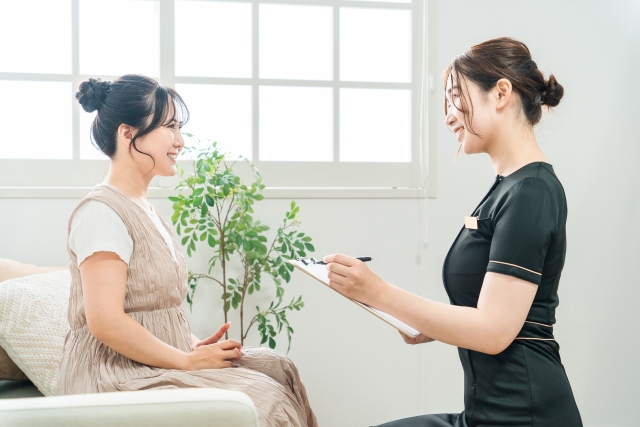 カウンセリングを受ける女性と記録する担当者