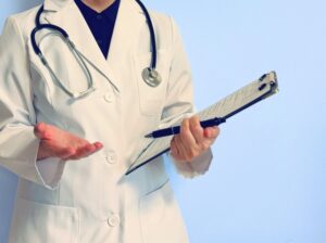 医師がカルテを持ち説明する