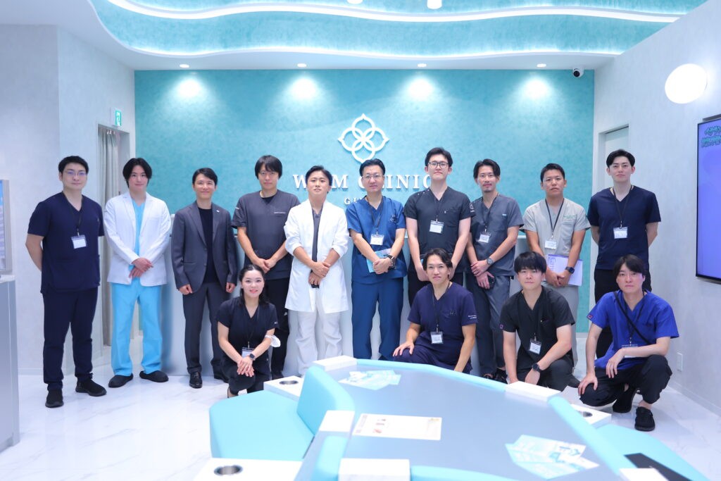病院で集合写真を撮る医療従事者たち
